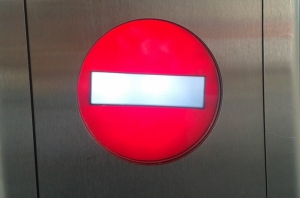 Foto: Roter Kreis mit weißem Balken als Zeichen für einen defekten Aufzug